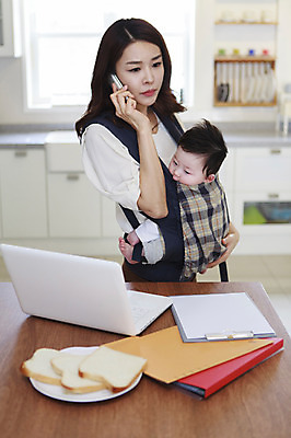 포토 JPG 라이프스타일 여자 아들 음식 빵 비즈니스 가족 엄마 실내 서기 사람 동양인 성인 두명 30대 노트북 컴퓨터 부모 주방 한국인 자녀 아기 직장인 비즈니스우먼 식빵 핵가족 문서 출근 출근준비 통화 국내포토 모자관계 직업 관계 모션 인종 내부 생활 장년 전자제품 출퇴근 파일형식
