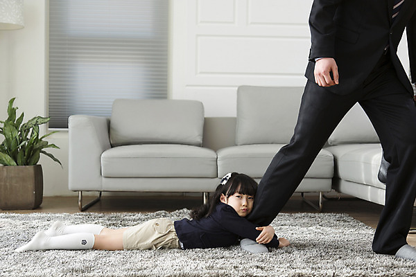 포토 JPG 라이프스타일 여자 남자 딸 어린이 거실 비즈니스 가족 실내 사람 동양인 소녀 성인 두명 30대 부모 소파 한국인 자녀 잡기 직장인 비즈니스맨 아빠 핵가족 출근 출근준비 부녀 국내포토 직업 의자 관계 모션 인종 내부 생활 장년 출퇴근 파일형식