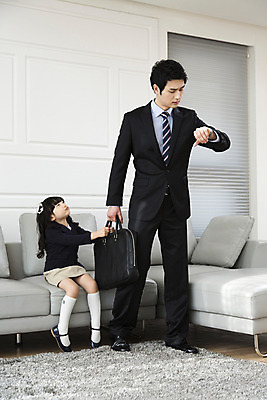 포토 JPG 라이프스타일 여자 남자 딸 어린이 거실 비즈니스 가족 실내 사람 동양인 소녀 성인 두명 30대 부모 소파 한국인 자녀 잡기 직장인 비즈니스맨 아빠 핵가족 출근 출근준비 부녀 국내포토 직업 의자 관계 모션 인종 내부 생활 장년 출퇴근 파일형식