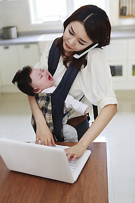 포토 JPG 라이프스타일 여자 아들 비즈니스 가족 엄마 실내 서기 사람 동양인 성인 두명 30대 노트북 컴퓨터 부모 주방 한국인 자녀 아기 직장인 비즈니스우먼 울음 핵가족 출근 출근준비 통화 국내포토 모자관계 직업 관계 모션 표정 인종 내부 생활 장년 전자제품 출퇴근 파일형식