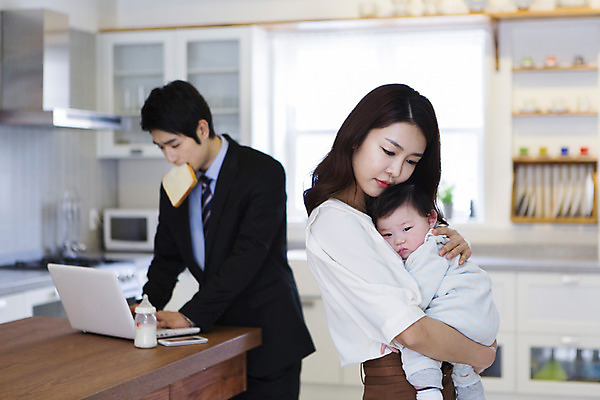 포토 JPG 라이프스타일 여자 남자 아들 음식 빵 비즈니스 가족 엄마 실내 서기 사람 동양인 성인 세명 30대 노트북 컴퓨터 부모 주방 한국인 자녀 아기 직장인 비즈니스맨 비즈니스우먼 아빠 식빵 핵가족 출근 출근준비 국내포토 직업 관계 모션 인종 내부 생활 장년 전자제품 출퇴근 파일형식