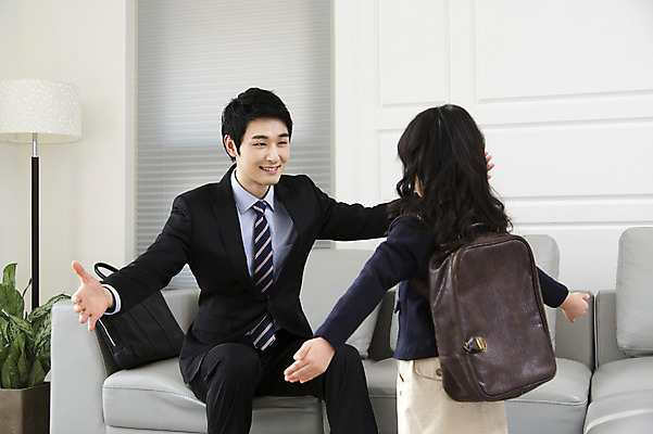 포토 JPG 라이프스타일 여자 남자 딸 어린이 거실 비즈니스 가족 안기 포옹 실내 미소 웃음 사람 동양인 소녀 성인 두명 30대 부모 소파 한국인 자녀 직장인 비즈니스맨 아빠 핵가족 출근 출근준비 부녀 국내포토 직업 의자 관계 모션 표정 인종 내부 생활 장년 출퇴근 파일형식