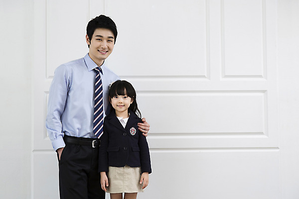 포토 JPG 라이프스타일 여자 남자 딸 어린이 비즈니스 가족 실내 서기 미소 웃음 사람 동양인 소녀 성인 두명 30대 부모 한국인 자녀 직장인 비즈니스맨 아빠 핵가족 출근 출근준비 부녀 국내포토 직업 관계 모션 표정 인종 내부 생활 장년 출퇴근 파일형식