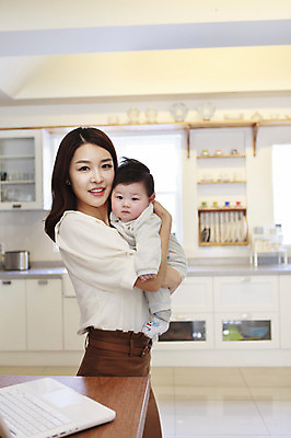포토 JPG 라이프스타일 여자 아들 비즈니스 가족 엄마 실내 서기 미소 웃음 사람 동양인 성인 두명 30대 노트북 컴퓨터 부모 주방 한국인 자녀 아기 직장인 비즈니스우먼 핵가족 출근 출근준비 국내포토 모자관계 직업 관계 모션 표정 인종 내부 생활 장년 전자제품 출퇴근 파일형식