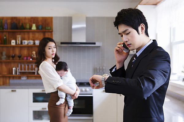 포토 JPG 라이프스타일 여자 남자 아들 비즈니스 가족 엄마 실내 서기 사람 동양인 성인 세명 30대 부모 주방 한국인 자녀 아기 직장인 비즈니스맨 비즈니스우먼 아빠 핵가족 출근 출근준비 통화 국내포토 직업 관계 모션 인종 내부 생활 장년 출퇴근 파일형식