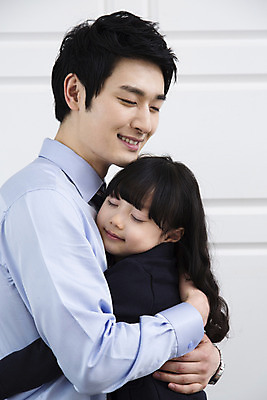 포토 JPG 라이프스타일 여자 남자 딸 어린이 비즈니스 가족 안기 포옹 실내 미소 웃음 사람 동양인 소녀 성인 두명 30대 부모 눈감음 한국인 자녀 직장인 비즈니스맨 아빠 핵가족 출근 출근준비 부녀 국내포토 직업 관계 모션 표정 인종 내부 생활 장년 출퇴근 파일형식