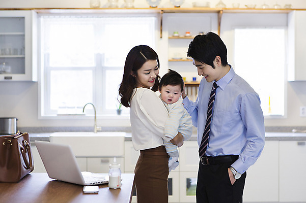 포토 JPG 라이프스타일 여자 남자 아들 비즈니스 가족 엄마 실내 서기 미소 웃음 사람 동양인 성인 세명 30대 노트북 컴퓨터 부모 주방 한국인 자녀 아기 직장인 비즈니스맨 비즈니스우먼 아빠 핵가족 출근 출근준비 국내포토 직업 관계 모션 표정 인종 내부 생활 장년 전자제품 출퇴근 파일형식