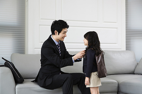 포토 JPG 라이프스타일 여자 남자 딸 어린이 거실 가방 비즈니스 가족 책가방 실내 미소 웃음 사람 동양인 소녀 성인 두명 30대 부모 소파 한국인 자녀 직장인 비즈니스맨 아빠 핵가족 입학 출근 등교 출근준비 매기 부녀 국내포토 직업 잡화 교육 의자 관계 모션 표정 인종 내부 생활 장년 출퇴근 등하교 파일형식