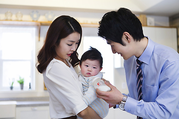 포토 JPG 라이프스타일 여자 남자 아들 비즈니스 가족 엄마 실내 서기 사람 동양인 성인 세명 30대 부모 주방 아기용품 한국인 자녀 아기 직장인 비즈니스맨 비즈니스우먼 아빠 우유병 젖병 핵가족 출근 출근준비 국내포토 직업 관계 모션 병_용기 인종 내부 생활 장년 우유 오브젝트 출퇴근 파일형식