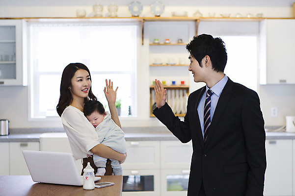 포토 JPG 라이프스타일 여자 남자 아들 비즈니스 가족 엄마 실내 서기 미소 웃음 사람 동양인 손짓 성인 세명 30대 노트북 컴퓨터 부모 주방 한국인 자녀 아기 인사 직장인 비즈니스맨 비즈니스우먼 아빠 핵가족 출근 출근준비 국내포토 직업 관계 모션 표정 인종 내부 생활 장년 전자제품 예절 출퇴근 파일형식