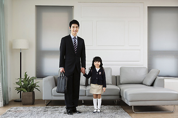 포토 JPG 전신 라이프스타일 여자 남자 딸 어린이 거실 비즈니스 가족 실내 서기 미소 웃음 사람 동양인 소녀 성인 두명 30대 부모 소파 한국인 자녀 직장인 비즈니스맨 아빠 핵가족 출근 출근준비 부녀 국내포토 직업 의자 관계 모션 표정 인종 내부 생활 장년 출퇴근 파일형식