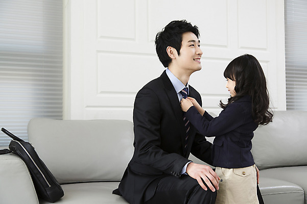 포토 JPG 라이프스타일 여자 남자 딸 어린이 거실 비즈니스 가족 실내 미소 웃음 사람 동양인 소녀 성인 두명 30대 부모 소파 한국인 자녀 직장인 비즈니스맨 아빠 핵가족 출근 출근준비 부녀 국내포토 직업 의자 관계 표정 인종 내부 생활 장년 출퇴근 파일형식