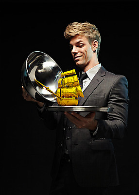 PSD 서양인 외국인 편집이미지 남자 컬러 비즈니스 쟁반 한명 사람 정장 상반신 성인 금융 경제 3D 비즈니스맨 황금 선박 남자만 남자한명만 성인남자만 성인만 편집3D 1 옷 수상교통 인종 직장인 디지털합성 파일형식