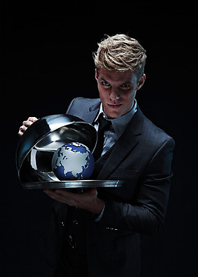 PSD 서양인 외국인 편집이미지 남자 지구 비즈니스 쟁반 한명 들기 사람 정장 상반신 성인 글로벌 지구본 3D 비즈니스맨 합성 남자만 남자한명만 성인남자만 성인만 편집3D 1 옷 모션 인종 직장인 디지털합성 파일형식