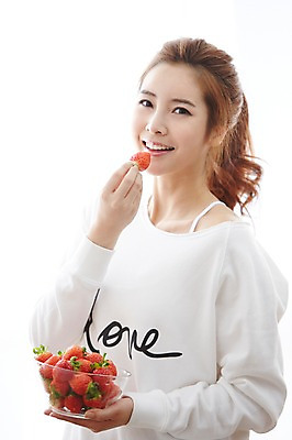 포토 JPG 우먼라이프 라이프스타일 그릇 여자 여유 모션 딸기 휴식 실내 한명 서기 미소 들기 사람 상반신 20대 성인 앞모습 한국인 먹기 여자한명만 성인여자한명만 국내포토 1 식기 감정 뷰포인트 컨셉 과일 표정 동양인 청년 내부 생활 여자만 성인여자만 파일형식