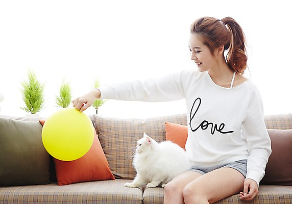 포토 JPG 동물 한마리 우먼라이프 라이프스타일 여자 여유 모션 놀이 휴식 실내 한명 미소 들기 사람 앉기 상반신 20대 성인 소파 고양이 한국인 풍선 반려 안식처 여자한명만 성인여자한명만 국내포토 1 감정 컨셉 의자 포유류 표정 동양인 청년 내부 생활 반려동물 여자만 성인여자만 파일형식