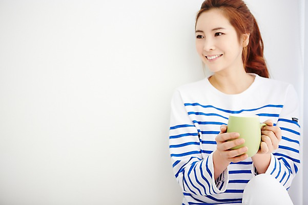 포토 JPG 우먼라이프 라이프스타일 여자 여유 커피 모션 휴식 실내 한명 미소 들기 사람 앉기 상반신 20대 성인 앞모습 한국인 커피잔 여자한명만 성인여자한명만 국내포토 1 감정 음료 뷰포인트 컨셉 잔 표정 동양인 청년 내부 생활 여자만 성인여자만 파일형식
