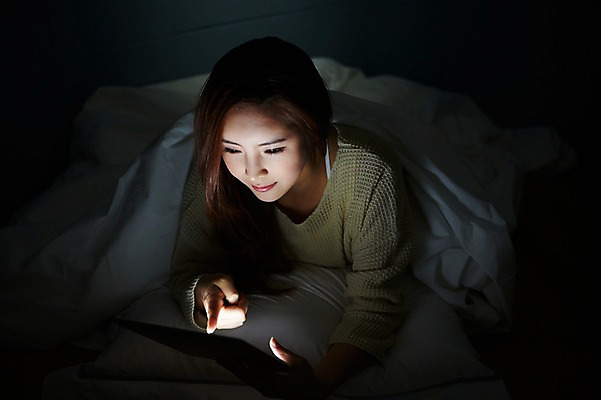 포토 JPG 우먼라이프 라이프스타일 여자 엎드리기 모션 실내 한명 미소 사람 상반신 20대 성인 태블릿 침실 이불 터치 한국인 웹서핑 덮기 여자한명만 성인여자한명만 국내포토 1 침구 표정 동양인 청년 내부 생활 전자제품 스마트기기 여자만 성인여자만 파일형식