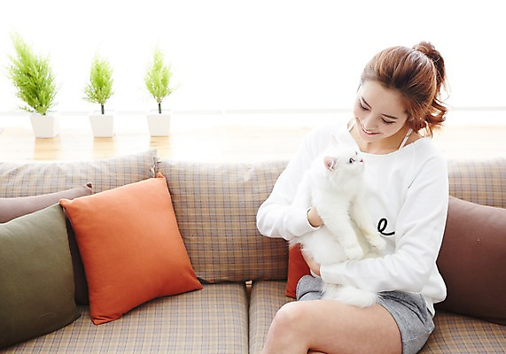 포토 JPG 동물 한마리 우먼라이프 라이프스타일 여자 화분 안기 모션 휴식 실내 한명 미소 사람 앉기 상반신 20대 성인 앞모습 소파 고양이 한국인 다리꼬기 반려 안식처 페르시안 여자한명만 성인여자한명만 국내포토 1 뷰포인트 컨셉 의자 포유류 표정 동양인 청년 내부 생활 반려동물 여자만 성인여자만 파일형식