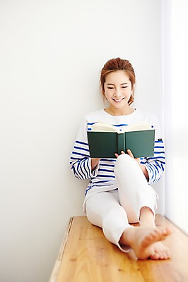 포토 JPG 전신 우먼라이프 라이프스타일 여자 여유 모션 휴식 실내 한명 미소 들기 사람 앉기 20대 성인 앞모습 책 독서 한국인 읽기 창틀 여자한명만 성인여자한명만 국내포토 1 감정 뷰포인트 컨셉 창문 표정 동양인 청년 내부 생활 여자만 성인여자만 파일형식