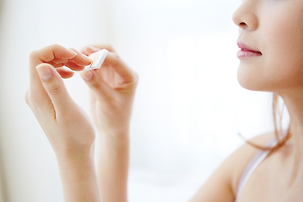 포토 JPG 우먼라이프 라이프스타일 여자 여유 모션 휴식 실내 한명 들기 사람 앉기 상반신 20대 성인 옆모습 침실 한국인 손톱관리 네일버퍼 손톱버퍼 여자한명만 성인여자한명만 국내포토 1 감정 뷰포인트 컨셉 동양인 청년 내부 생활 미용용품 네일아트 여자만 성인여자만 파일형식