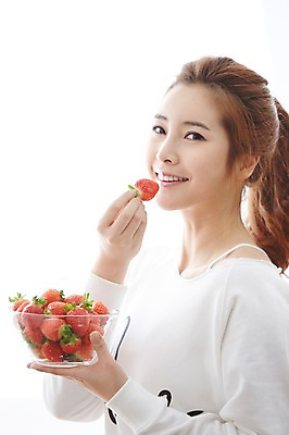 포토 JPG 우먼라이프 라이프스타일 그릇 여자 여유 과일 모션 딸기 휴식 실내 한명 서기 미소 들기 사람 상반신 20대 성인 옆모습 한국인 먹기 여자한명만 성인여자한명만 국내포토 1 식기 감정 뷰포인트 컨셉 표정 동양인 청년 내부 생활 여자만 성인여자만 파일형식