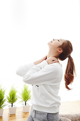 포토 JPG 우먼라이프 라이프스타일 여자 여유 모션 휴식 실내 한명 서기 사람 손짓 상반신 20대 성인 옆모습 스트레칭 한국인 안식처 여자한명만 성인여자한명만 국내포토 1 감정 뷰포인트 컨셉 동양인 청년 내부 생활 운동 여자만 성인여자만 파일형식