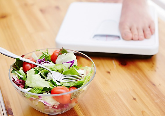 포토 JPG 우먼라이프 라이프스타일 그릇 여자 포크 다이어트 과일 모션 발 휴식 바닥 실내 한명 사람 20대 성인 앞모습 신체부위 샐러드 한국인 체중계 여자한명만 성인여자한명만 국내포토 1 식기 음식 뷰포인트 컨셉 건강 동양인 청년 내부 생활 여자만 성인여자만 파일형식