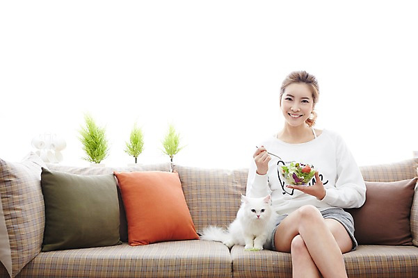 포토 JPG 우먼라이프 라이프스타일 그릇 여자 여유 포크 다이어트 모션 휴식 실내 한명 미소 들기 사람 앉기 상반신 20대 성인 앞모습 소파 고양이 샐러드 한국인 다리꼬기 반려 안식처 페르시안 여자한명만 성인여자한명만 국내포토 1 식기 감정 음식 뷰포인트 컨셉 의자 포유류 표정 건강 동양인 청년 내부 생활 반려동물 여자만 성인여자만 파일형식