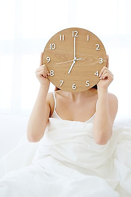 포토 JPG 우먼라이프 라이프스타일 여자 시계 모션 휴식 실내 한명 들기 사람 앉기 상반신 20대 성인 앞모습 침실 이불 한국인 침대 가림 벽시계 여자한명만 성인여자한명만 국내포토 1 뷰포인트 가구 컨셉 침구 동양인 청년 내부 생활 여자만 성인여자만 파일형식