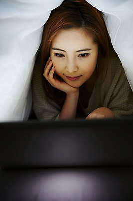 포토 JPG 우먼라이프 라이프스타일 여자 엎드리기 모션 휴식 실내 한명 사람 상반신 20대 성인 앞모습 노트북 턱괴기 침실 이불 한국인 웹서핑 덮기 여자한명만 성인여자한명만 국내포토 1 뷰포인트 컨셉 침구 동양인 청년 내부 생활 전자제품 여자만 성인여자만 파일형식