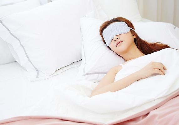 포토 JPG 우먼라이프 라이프스타일 여자 베개 모션 휴식 실내 한명 사람 상반신 20대 성인 눕기 침실 이불 한국인 침대 잠 안대 안식처 여자한명만 성인여자한명만 국내포토 1 가구 컨셉 침구 동양인 청년 내부 생활 여자만 성인여자만 파일형식