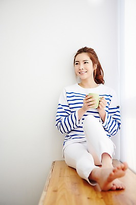 포토 JPG 전신 우먼라이프 라이프스타일 여자 여유 커피 모션 휴식 실내 한명 미소 들기 사람 앉기 20대 성인 앞모습 한국인 커피잔 창틀 여자한명만 성인여자한명만 국내포토 1 감정 음료 뷰포인트 컨셉 창문 잔 표정 동양인 청년 내부 생활 여자만 성인여자만 파일형식