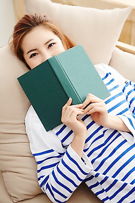 포토 JPG 우먼라이프 라이프스타일 여자 여유 모션 휴식 실내 한명 들기 사람 상반신 20대 성인 앞모습 책 소파 눕기 독서 한국인 가림 읽기 여자한명만 성인여자한명만 국내포토 1 감정 뷰포인트 컨셉 의자 동양인 청년 내부 생활 여자만 성인여자만 파일형식