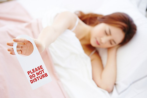 포토 JPG 우먼라이프 라이프스타일 여자 여유 베개 모션 휴식 알림판 실내 한명 들기 사람 상반신 20대 성인 눕기 눈감음 침실 이불 한국인 침대 여자한명만 성인여자한명만 국내포토 1 감정 가구 컨셉 침구 동양인 청년 내부 생활 여자만 성인여자만 파일형식