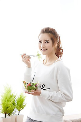 포토 JPG 우먼라이프 라이프스타일 그릇 여자 여유 포크 다이어트 모션 휴식 실내 한명 서기 미소 들기 사람 상반신 20대 성인 샐러드 한국인 먹기 여자한명만 성인여자한명만 국내포토 1 식기 감정 음식 컨셉 표정 건강 동양인 청년 내부 생활 여자만 성인여자만 파일형식