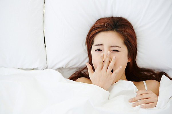 포토 JPG 우먼라이프 라이프스타일 여자 여유 베개 모션 휴식 실내 한명 사람 손짓 상반신 20대 성인 앞모습 눕기 침실 이불 한국인 침대 하품 여자한명만 성인여자한명만 국내포토 1 감정 뷰포인트 가구 컨셉 침구 동양인 청년 내부 생활 생리현상 여자만 성인여자만 파일형식