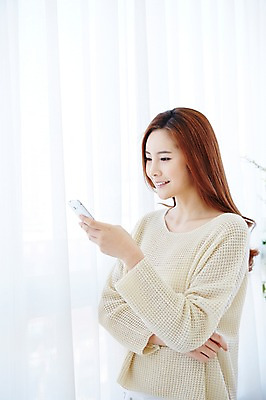 포토 JPG 우먼라이프 라이프스타일 여자 여유 모션 휴식 실내 한명 서기 미소 들기 사람 상반신 20대 성인 침실 한국인 커튼 전화기 창가 여자한명만 성인여자한명만 국내포토 1 감정 컨셉 창문 표정 동양인 청년 내부 생활 여자만 성인여자만 파일형식