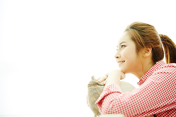 포토 JPG 우먼라이프 라이프스타일 응시 여자 여유 모션 휴식 실내 한명 사람 앉기 상반신 20대 성인 옆모습 햇빛 기댐 한국인 창밖 여자한명만 성인여자한명만 국내포토 1 시선 감정 뷰포인트 컨셉 창문 동양인 청년 내부 생활 태양 여자만 성인여자만 파일형식