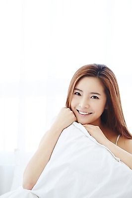 포토 JPG 우먼라이프 라이프스타일 여자 여유 베개 안기 모션 휴식 실내 한명 미소 사람 앉기 상반신 20대 성인 앞모습 침실 이불 한국인 침대 여자한명만 성인여자한명만 국내포토 1 감정 뷰포인트 가구 컨셉 침구 표정 동양인 청년 내부 생활 여자만 성인여자만 파일형식
