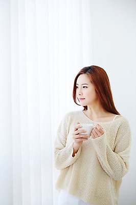 포토 JPG 우먼라이프 라이프스타일 여자 여유 커피 모션 휴식 실내 한명 서기 미소 들기 사람 상반신 20대 성인 앞모습 침실 한국인 커튼 커피잔 창가 안식처 여자한명만 성인여자한명만 국내포토 1 감정 음료 뷰포인트 컨셉 창문 잔 표정 동양인 청년 내부 생활 여자만 성인여자만 파일형식