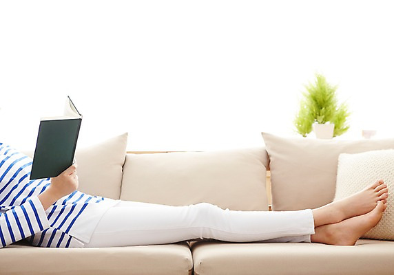 포토 JPG 우먼라이프 라이프스타일 여자 여유 모션 휴식 실내 한명 들기 사람 앉기 20대 성인 옆모습 책 소파 독서 한국인 하반신 읽기 여자한명만 성인여자한명만 국내포토 1 감정 뷰포인트 컨셉 의자 동양인 청년 내부 생활 여자만 성인여자만 파일형식