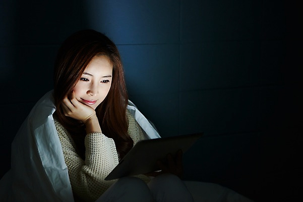 포토 JPG 우먼라이프 라이프스타일 여자 모션 휴식 실내 한명 미소 사람 앉기 상반신 20대 성인 태블릿 턱괴기 침실 이불 한국인 웹서핑 덮기 여자한명만 성인여자한명만 국내포토 1 컨셉 침구 표정 동양인 청년 내부 생활 전자제품 스마트기기 여자만 성인여자만 파일형식