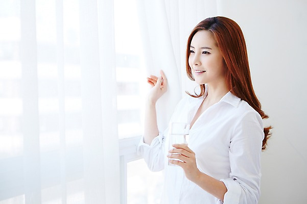 포토 JPG 우먼라이프 라이프스타일 여자 여유 모션 휴식 실내 한명 서기 미소 들기 사람 상반신 20대 성인 옆모습 컵 물 침실 한국인 커튼 창가 물컵 안식처 여자한명만 성인여자한명만 국내포토 자연요소 1 식기 감정 뷰포인트 컨셉 창문 표정 동양인 청년 내부 생활 여자만 성인여자만 파일형식