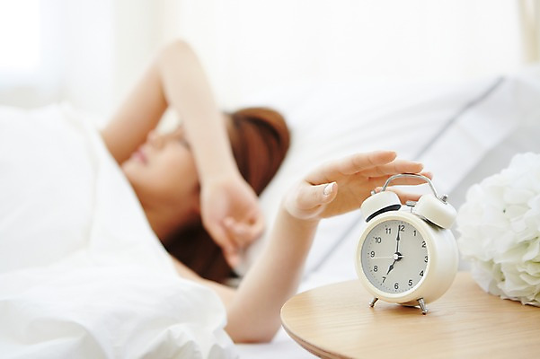 포토 JPG 우먼라이프 라이프스타일 여자 시계 베개 모션 실내 한명 사람 손짓 상반신 20대 성인 눕기 손들기 침실 이불 한국인 알람 짜증 침대 가림 잠 여자한명만 성인여자한명만 국내포토 1 감정 가구 침구 동양인 청년 내부 생활 여자만 성인여자만 파일형식