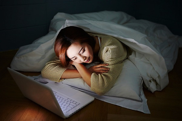 포토 JPG 우먼라이프 라이프스타일 여자 엎드리기 베개 모션 휴식 실내 한명 사람 상반신 20대 성인 노트북 눈감음 턱괴기 침실 이불 한국인 잠 여자한명만 성인여자한명만 국내포토 1 컨셉 침구 동양인 청년 내부 생활 전자제품 여자만 성인여자만 파일형식