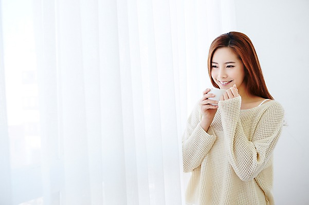 포토 JPG 우먼라이프 라이프스타일 여자 여유 커피 모션 휴식 실내 한명 서기 미소 들기 사람 상반신 20대 성인 앞모습 침실 한국인 커튼 커피잔 창가 안식처 여자한명만 성인여자한명만 국내포토 1 감정 음료 뷰포인트 컨셉 창문 잔 표정 동양인 청년 내부 생활 여자만 성인여자만 파일형식