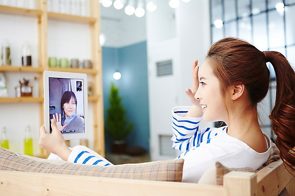 포토 JPG 우먼라이프 라이프스타일 여자 여유 모션 휴식 실내 한명 미소 들기 사람 앉기 손짓 상반신 20대 성인 옆모습 소파 태블릿 한국인 손인사 통화 화상통화 여자한명만 성인여자한명만 국내포토 1 감정 뷰포인트 컨셉 의자 표정 동양인 청년 내부 생활 전자제품 스마트기기 인사 여자만 성인여자만 파일형식