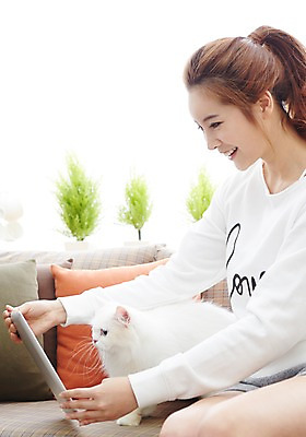 포토 JPG 동물 우먼라이프 라이프스타일 여자 여유 모션 휴식 실내 한명 미소 들기 사람 앉기 상반신 20대 성인 옆모습 소파 태블릿 고양이 한국인 웹서핑 반려 페르시안 여자한명만 성인여자한명만 국내포토 1 감정 뷰포인트 컨셉 의자 포유류 표정 동양인 청년 내부 생활 전자제품 스마트기기 반려동물 여자만 성인여자만 파일형식