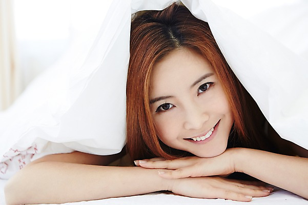 포토 JPG 우먼라이프 라이프스타일 여자 여유 엎드리기 모션 휴식 실내 한명 미소 사람 손짓 상반신 20대 성인 앞모습 턱괴기 침실 이불 한국인 침대 덮기 여자한명만 성인여자한명만 국내포토 1 감정 뷰포인트 가구 컨셉 침구 표정 동양인 청년 내부 생활 여자만 성인여자만 파일형식